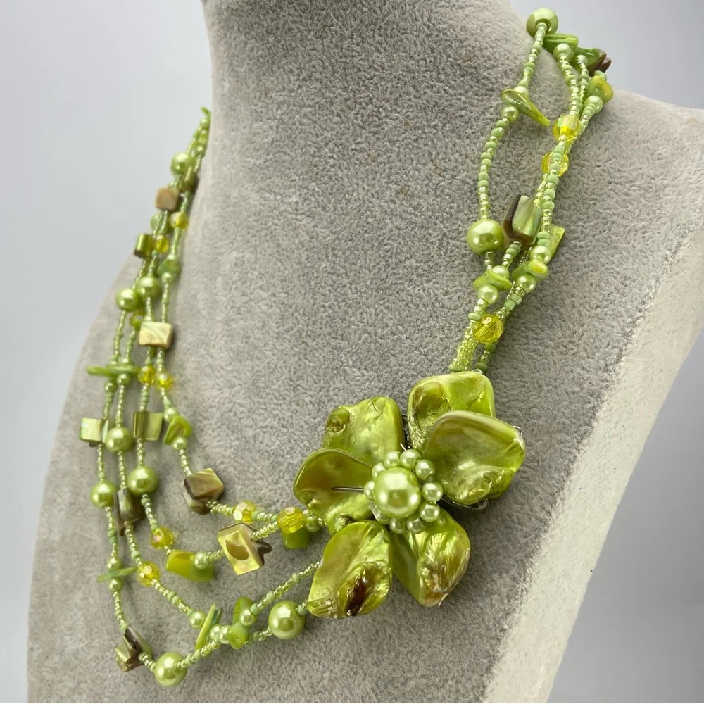 Beautiful Vintage Green Mother-of-Pearl Flower Statement Necklace Multi-Strand